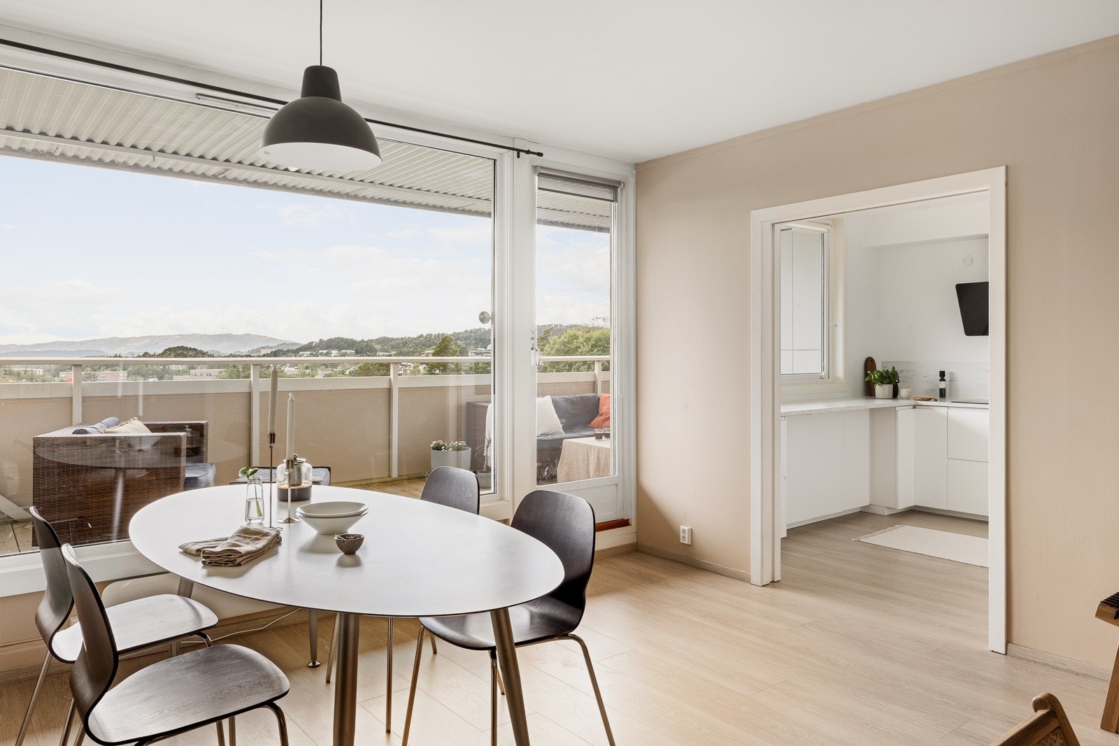 I overgangen mellom stue og kjøkken er det utgang til balkong. Galleribilde