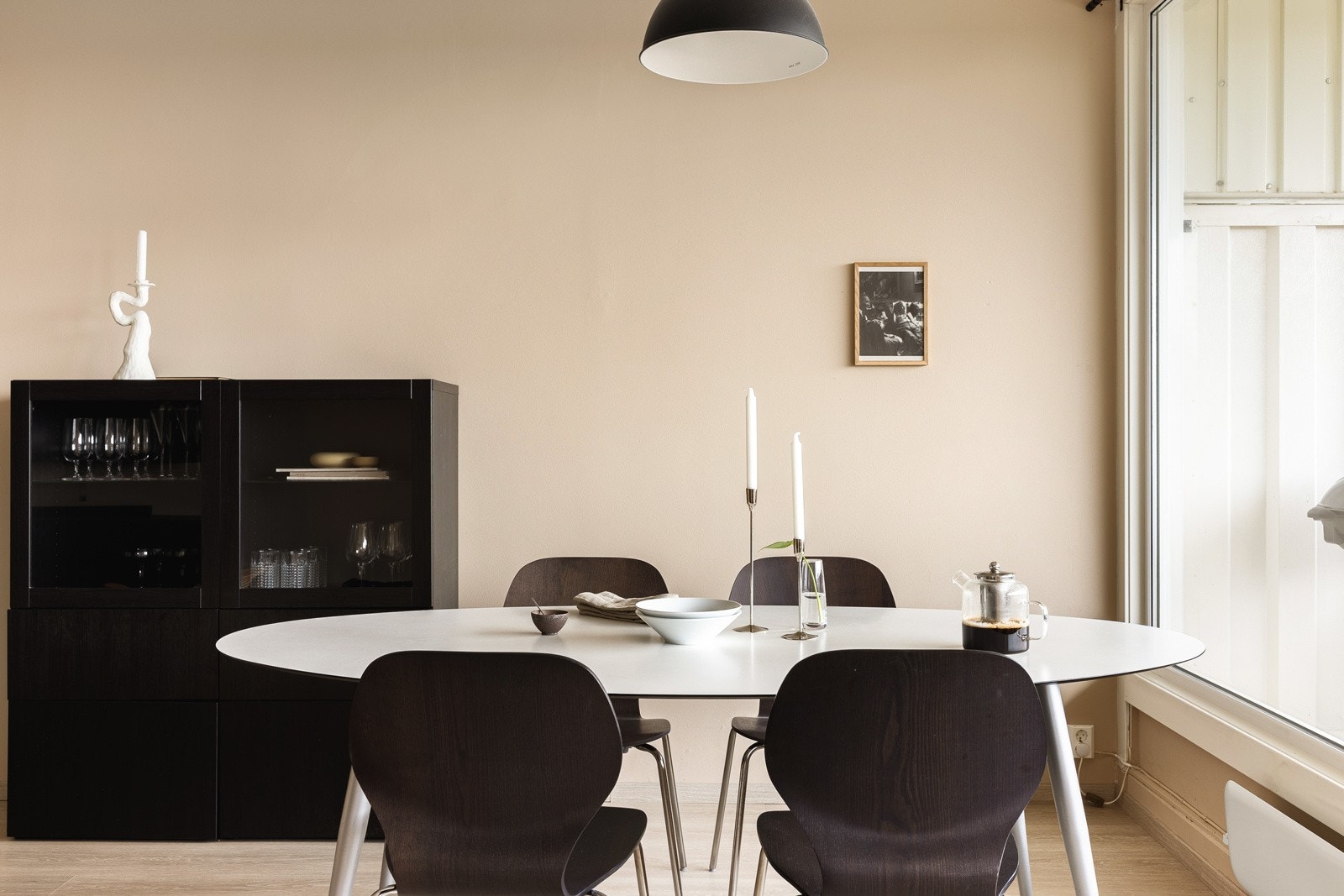 Leiligheten har en sosial utforming med god plass til spisebord. Galleribilde