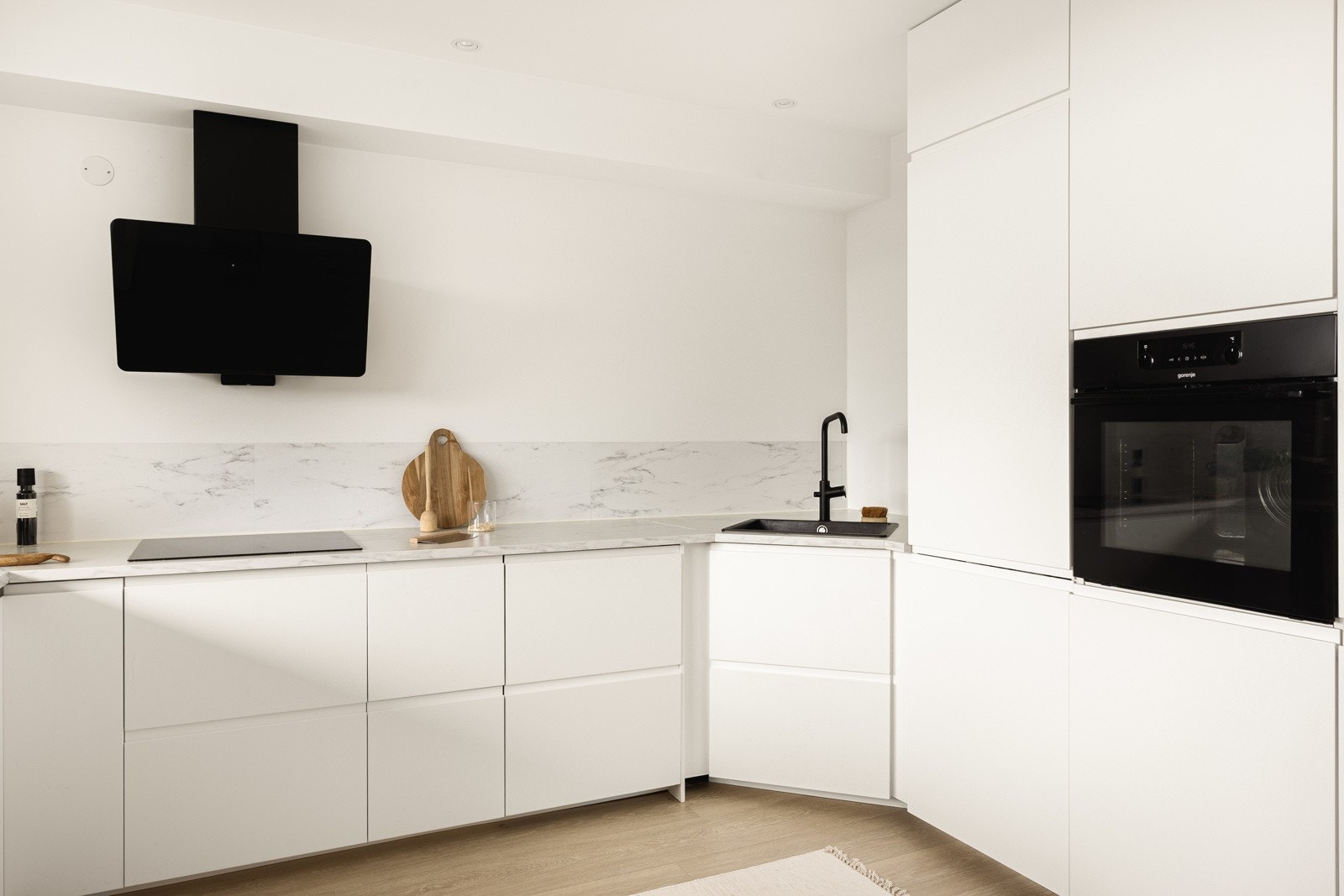 Av integrerte hvitevarer er stekeovn, platetopp, oppvaskmaskin og kjøleskap med fryserdel. Galleribilde