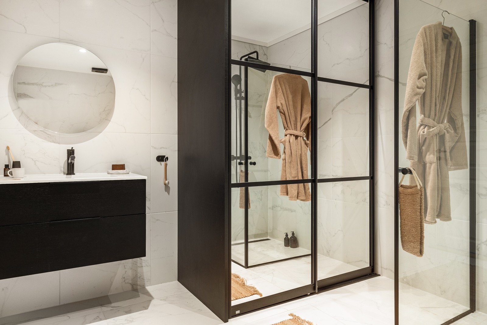 Leiligheten har en lekkert helfliset bad med storformat flis. Galleribilde