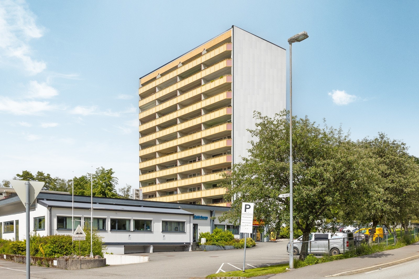 Borrettslaget består av 162 leiligheter: Borrettslaget har felles parkeringsplass utendørs, samt 25 garasjeplasser som omsettes fritt. Galleribilde