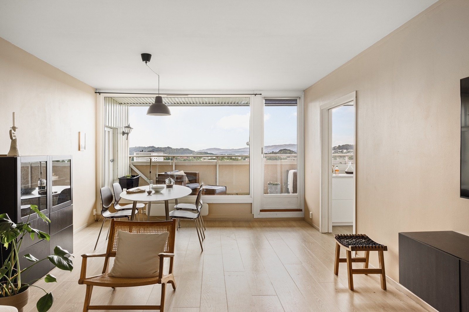 Vi kommer inn i stuen som måler 27,4 kvm. Galleribilde