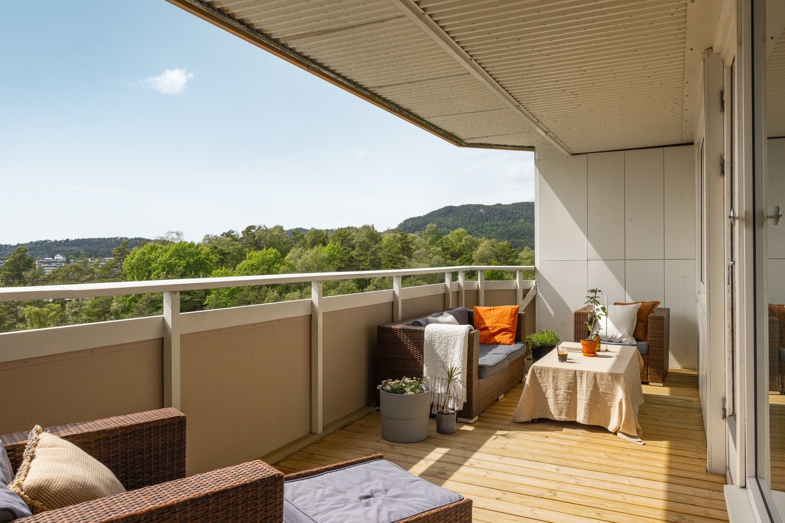 Leiligheten har en stor balkong på 16 kvm. Galleribilde