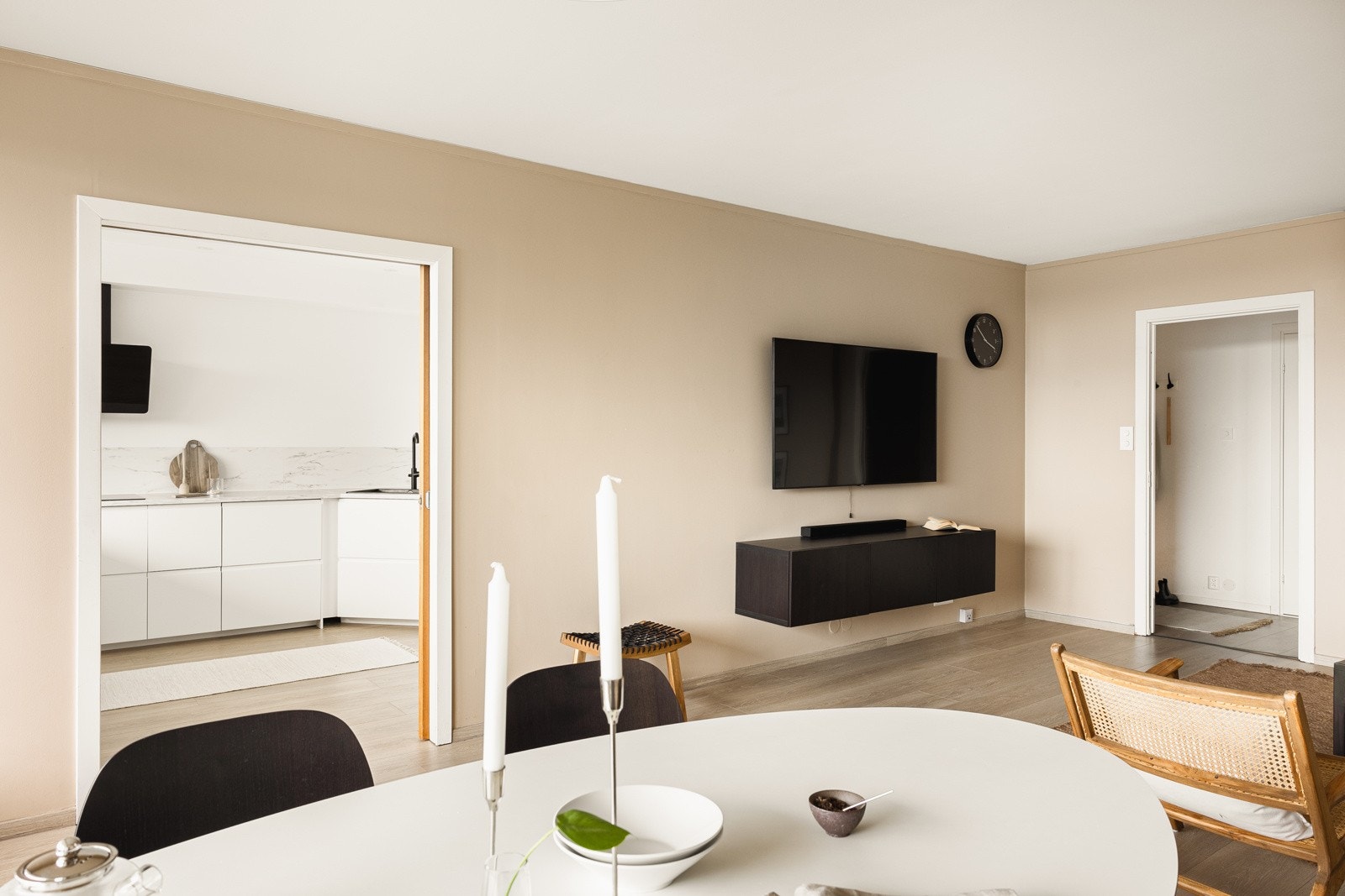 Den store åpningen mellom kjøkken og stue binder de to rommene sammen på en flott måte. Galleribilde