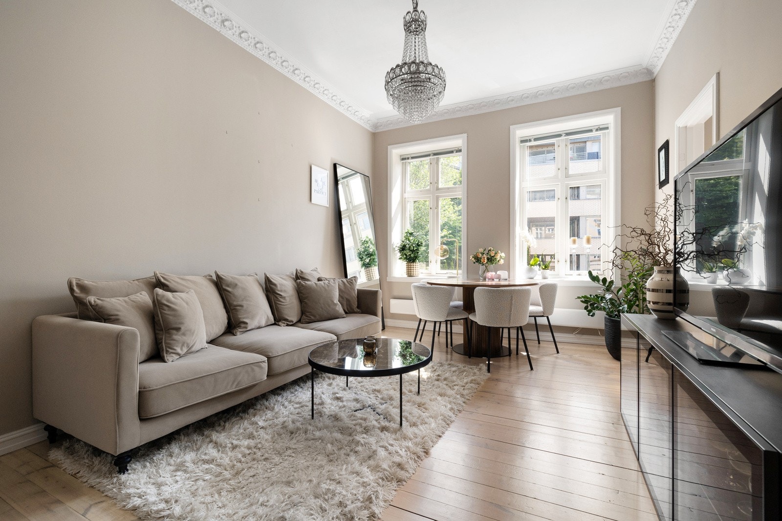 Velkommen til Nedre Skøyen vei 18A - En tiltalende og delikat klassisk 2-roms med god takhøyde, peis samt stukkatur og rosett Galleribilde