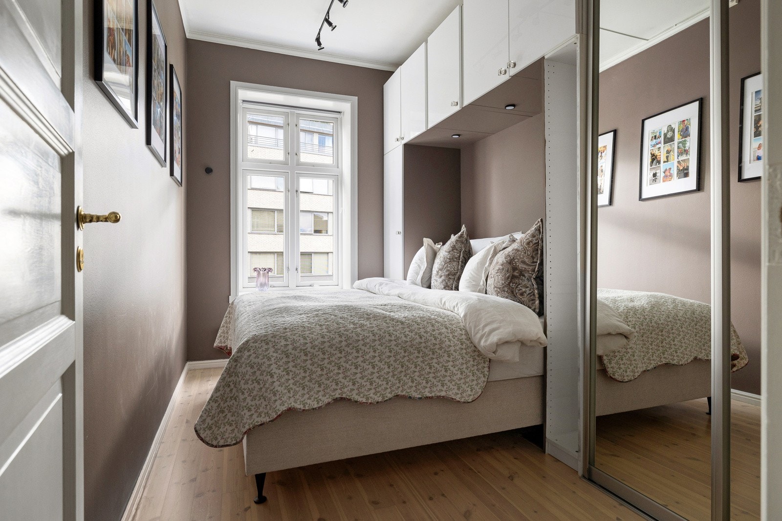 Soverommet er luftig med god sengeplass (1.80 seng er avbildet) med plassbygget garderobe på siden og over sengen Galleribilde