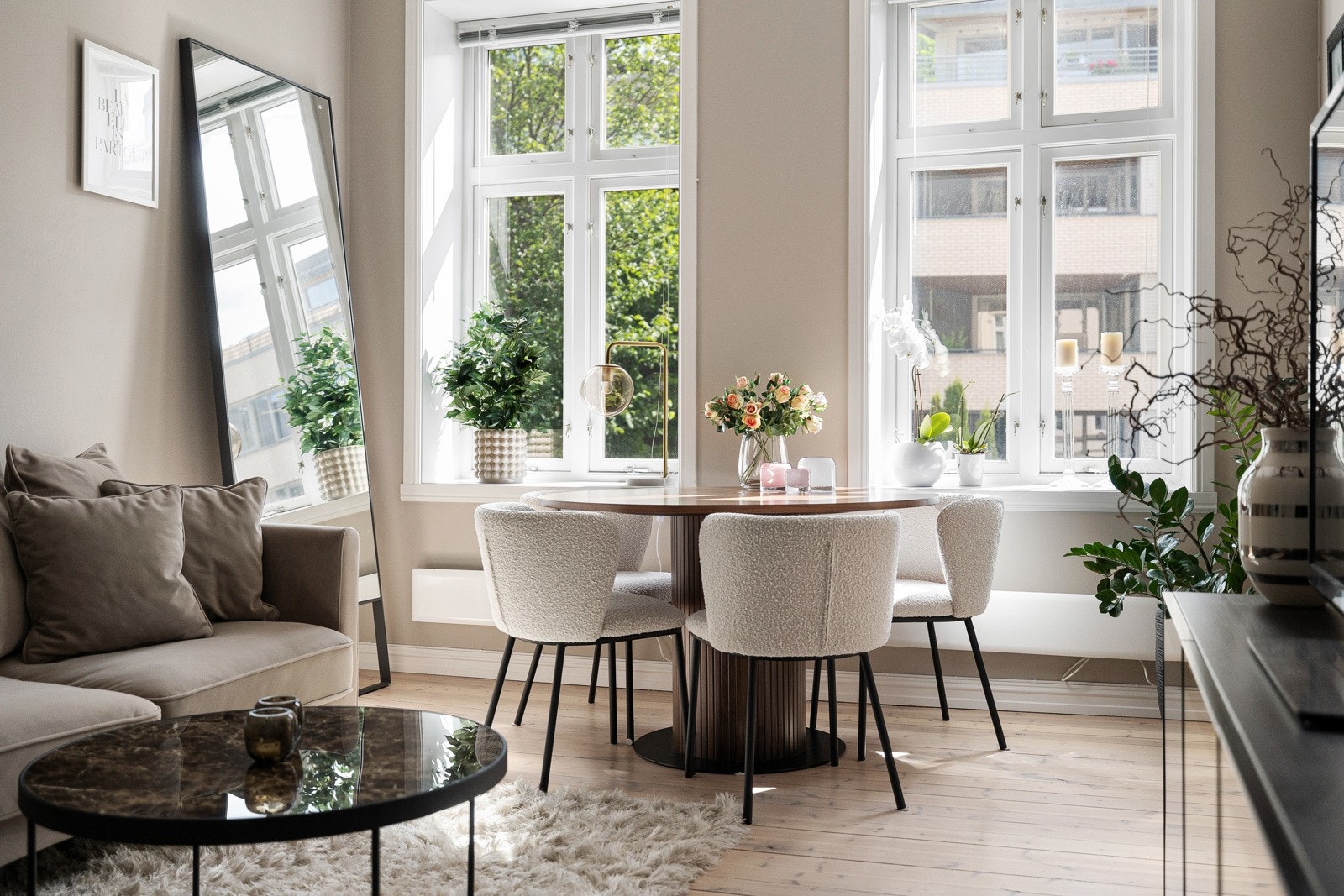 Stuen har meget god takhøyde og herlig lysinnfall Galleribilde