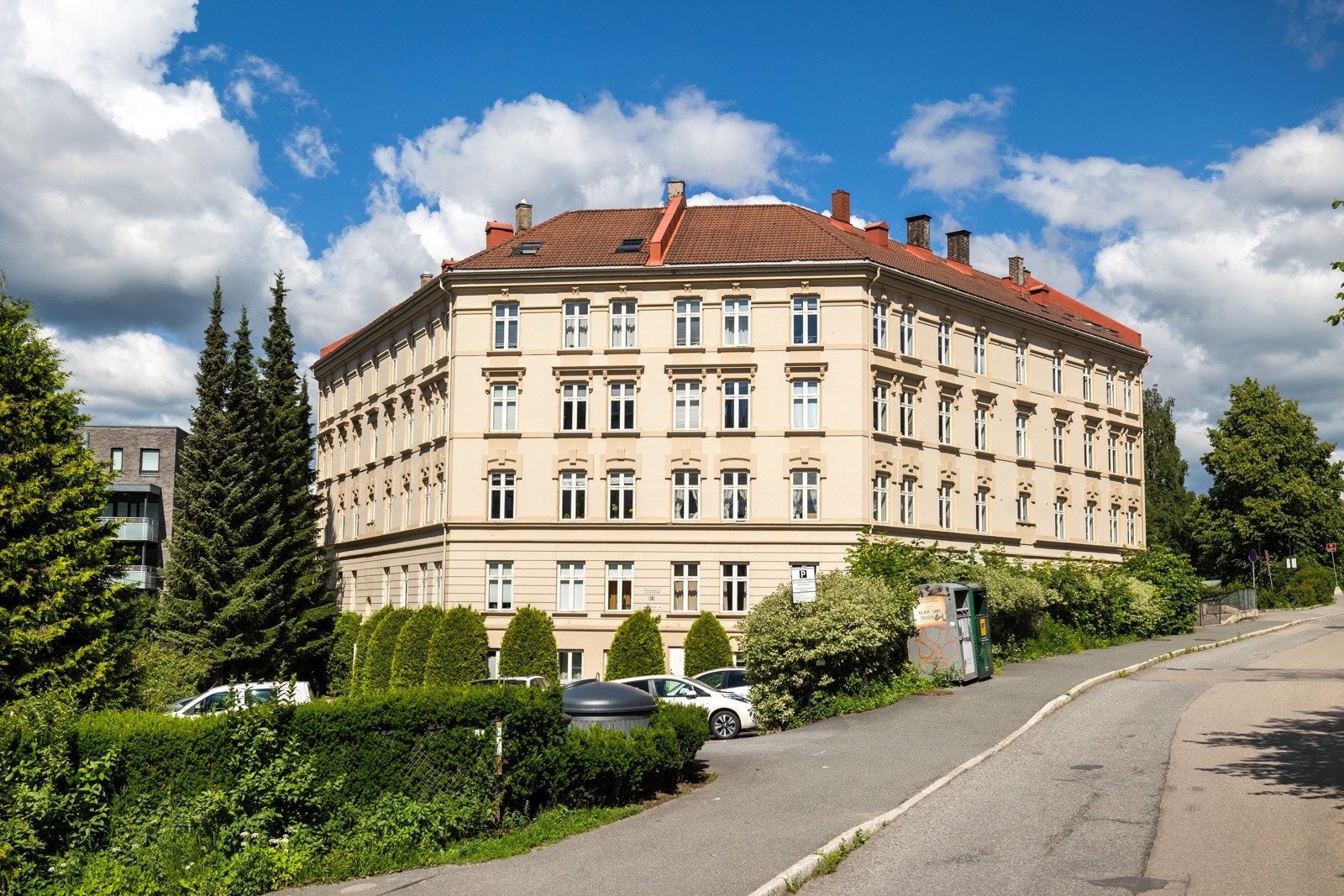 Fasade fra gateplan Galleribilde