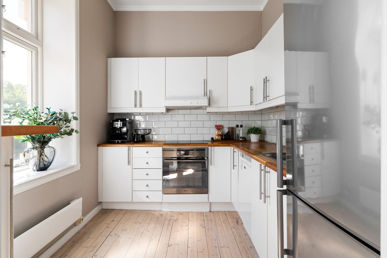 Innholdsrikt kjøkken med integrerte og medfølgende hvitevarer. Videre er det godt med skap- og benkeplass Galleribilde