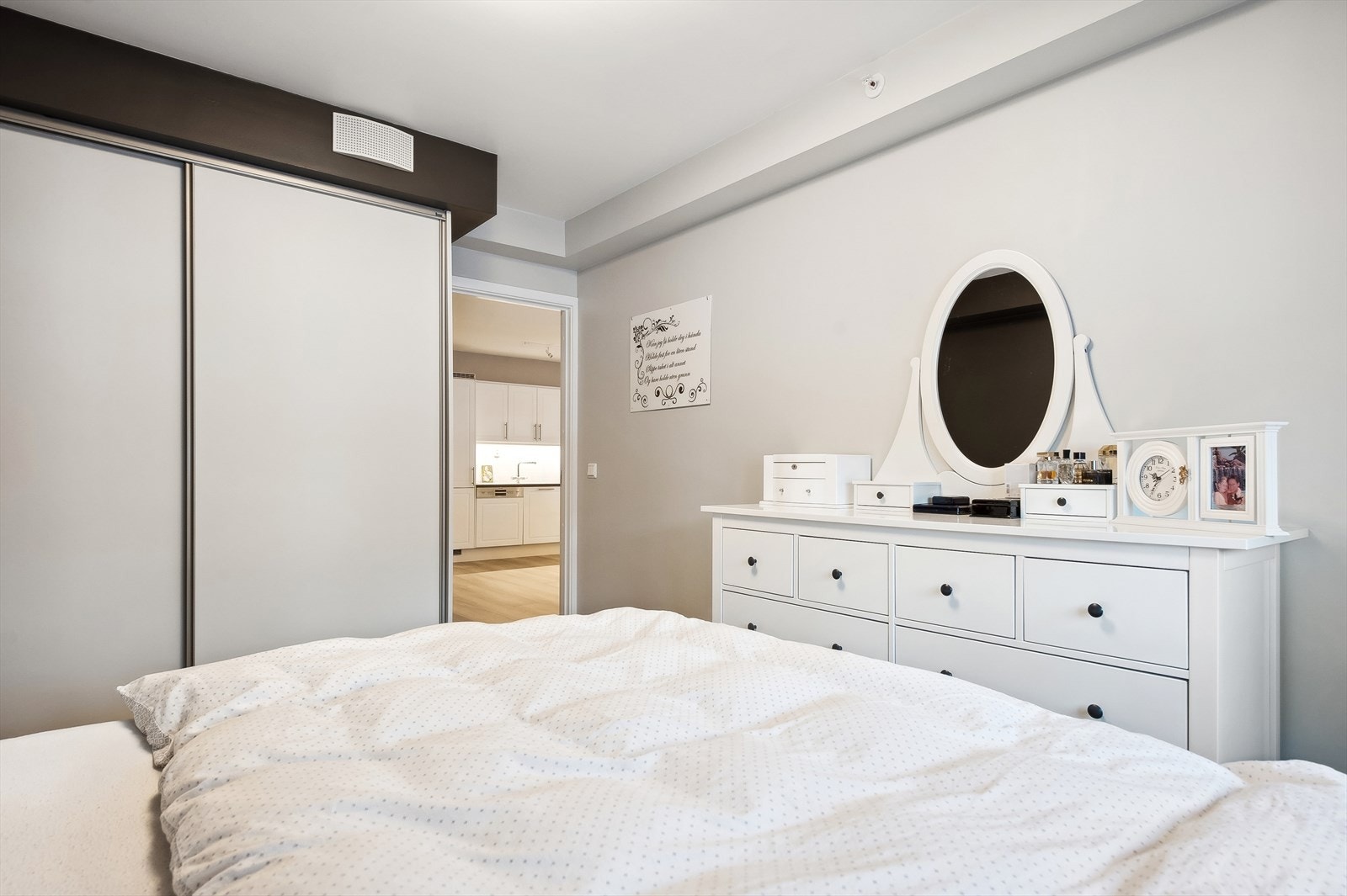 Hoved soverom med skyvedørsgarderobe Galleribilde