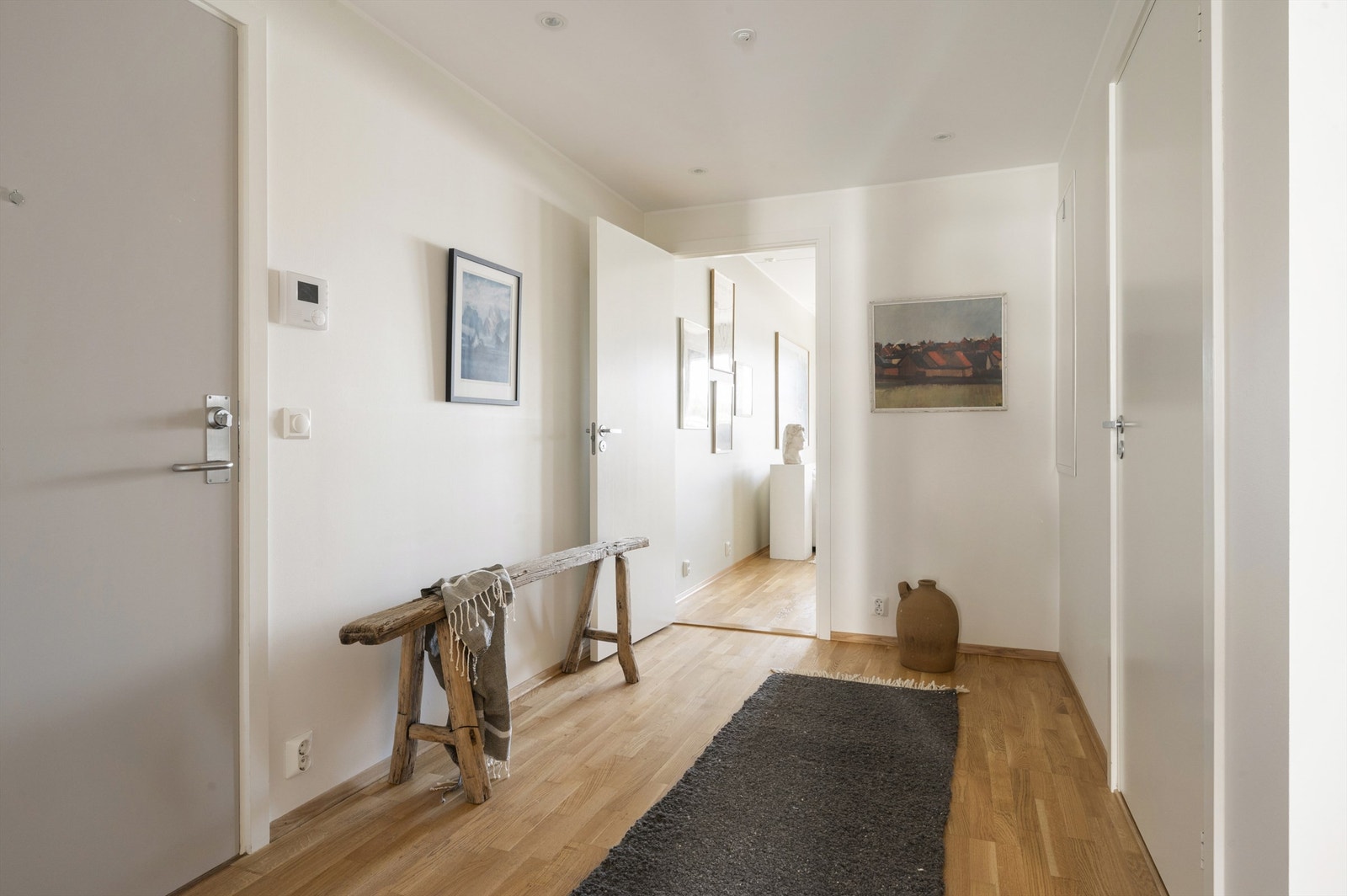 Fra entréen er det direkte tilgang til leilighetens øvrige rom, dette understøtter leilighetens meget gode planløsning Galleribilde