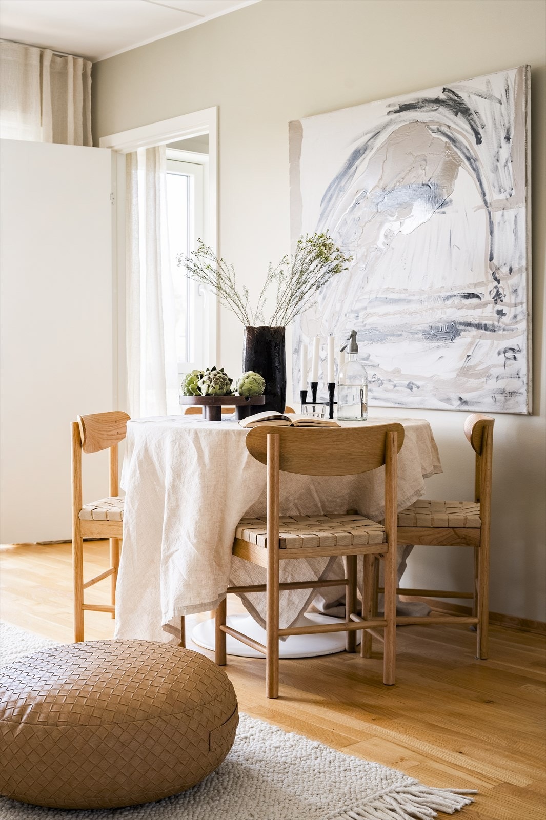 God plass til en spisestue i direkte tilknytning til både stue og kjøkken Galleribilde