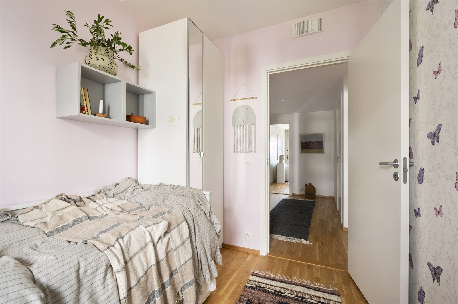 Praktisk garderobeskap er montert Galleribilde