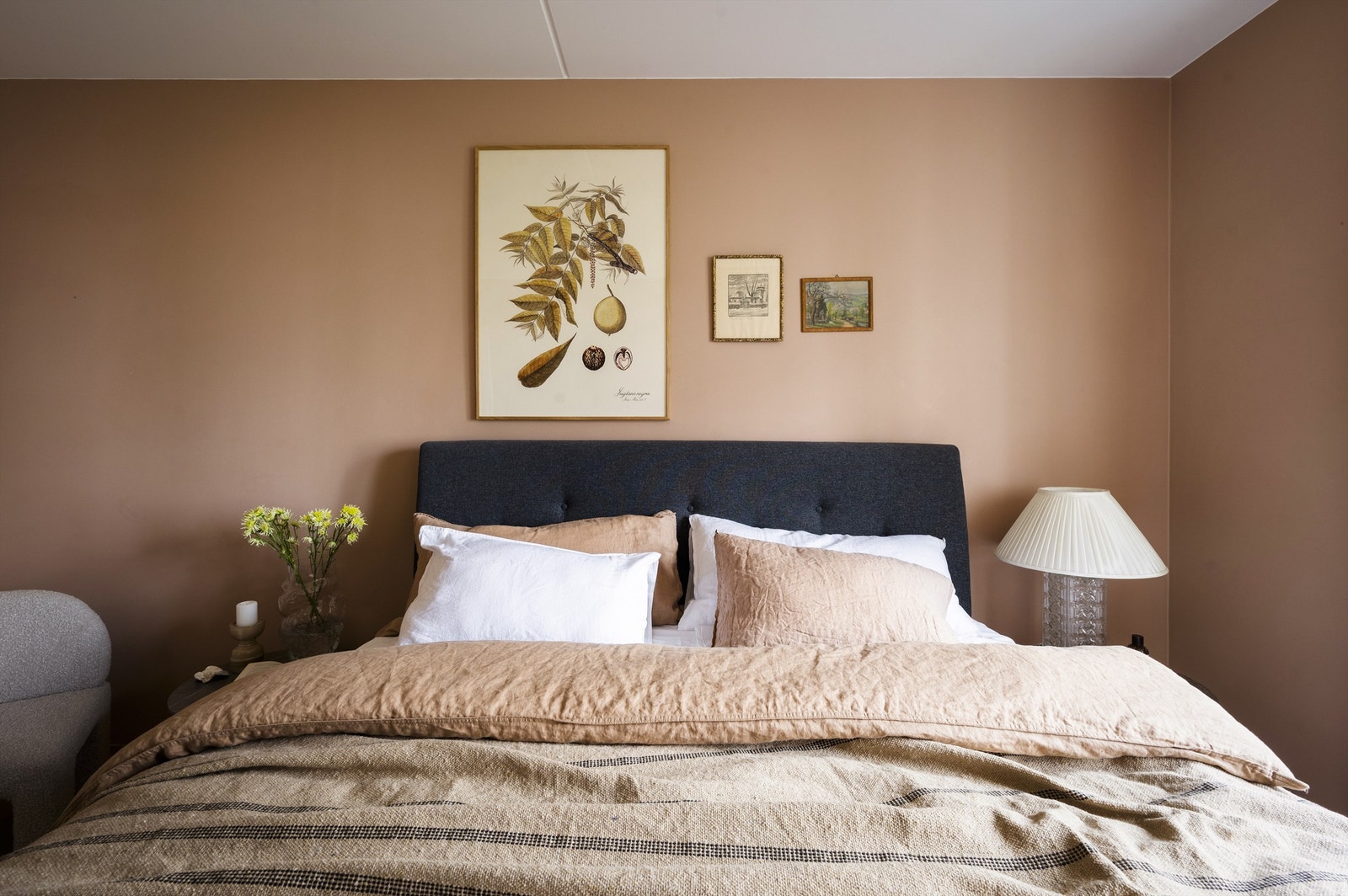 Hovedsoverommet er av god størrelse og byr på plass til dobbeltseng og nattbord på hver side Galleribilde