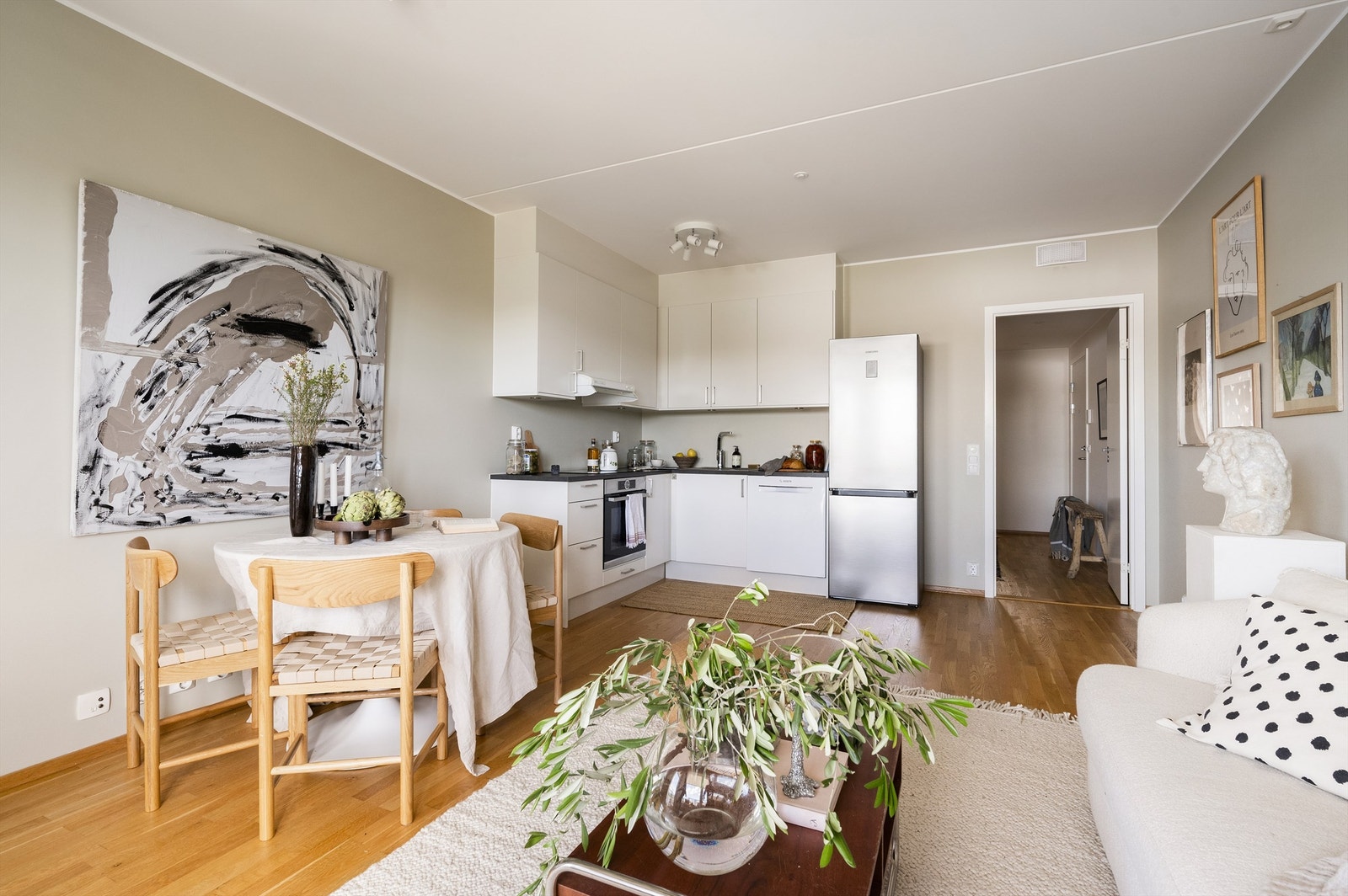 I og med at leiligheten ligger høyt oppe i tredje etasje er det ingen direkte innsyn til leiligheten Galleribilde