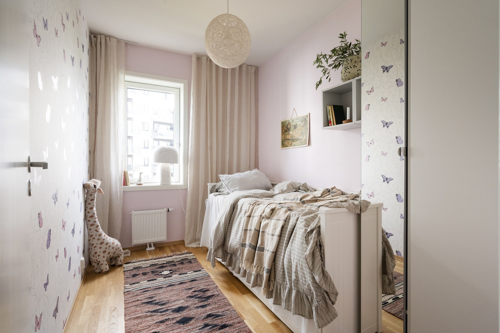 Boligens andre soverom er romslig, lyst og luftig Galleribilde