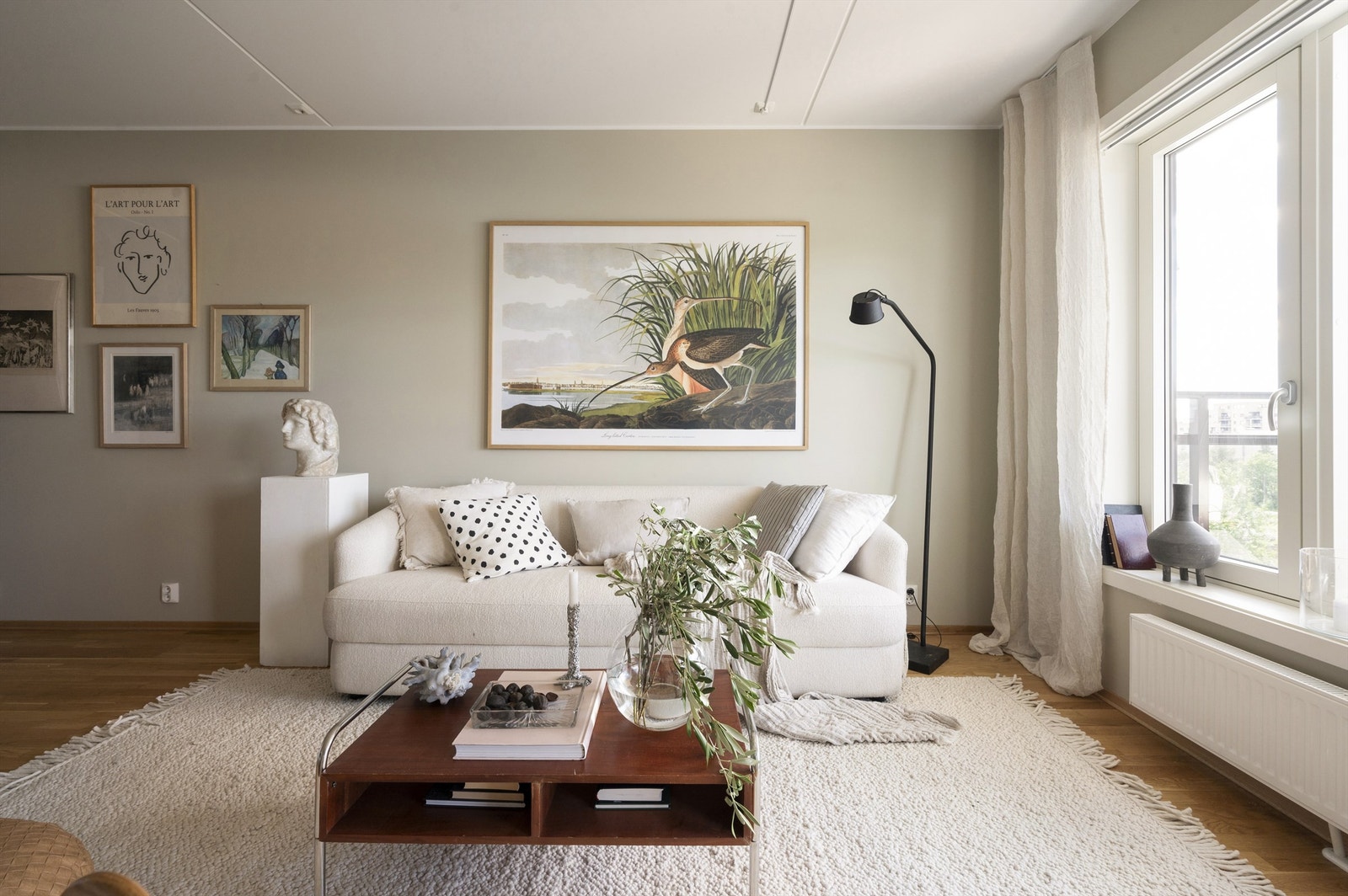 Tiltalende og moderne stue med en lys og luftig romfølelse Galleribilde