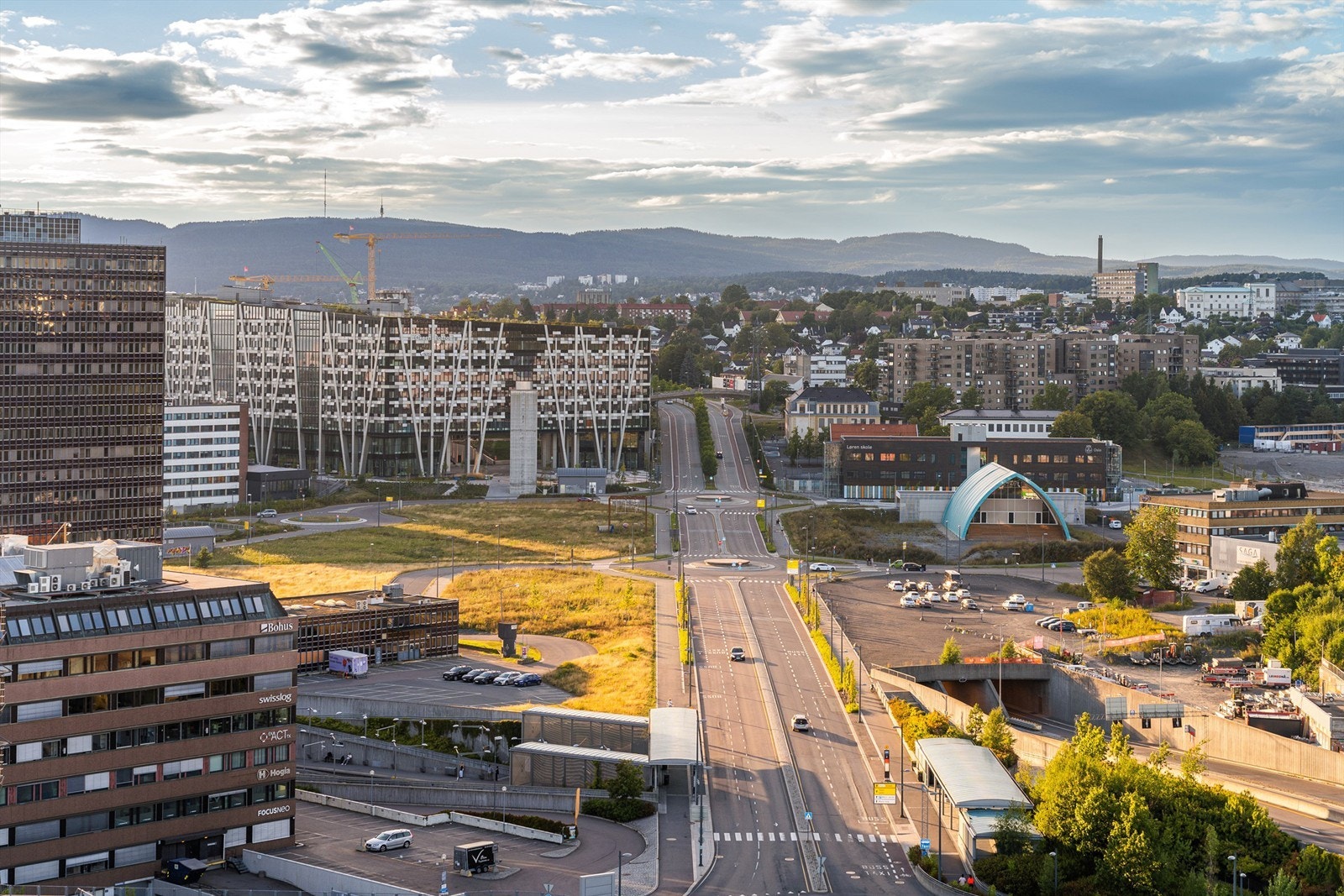 Gangavstand til Økern t-bane med linje 4 og 5. Buss nr. 23, 24, 28, 60, 67 m.m. Galleribilde
