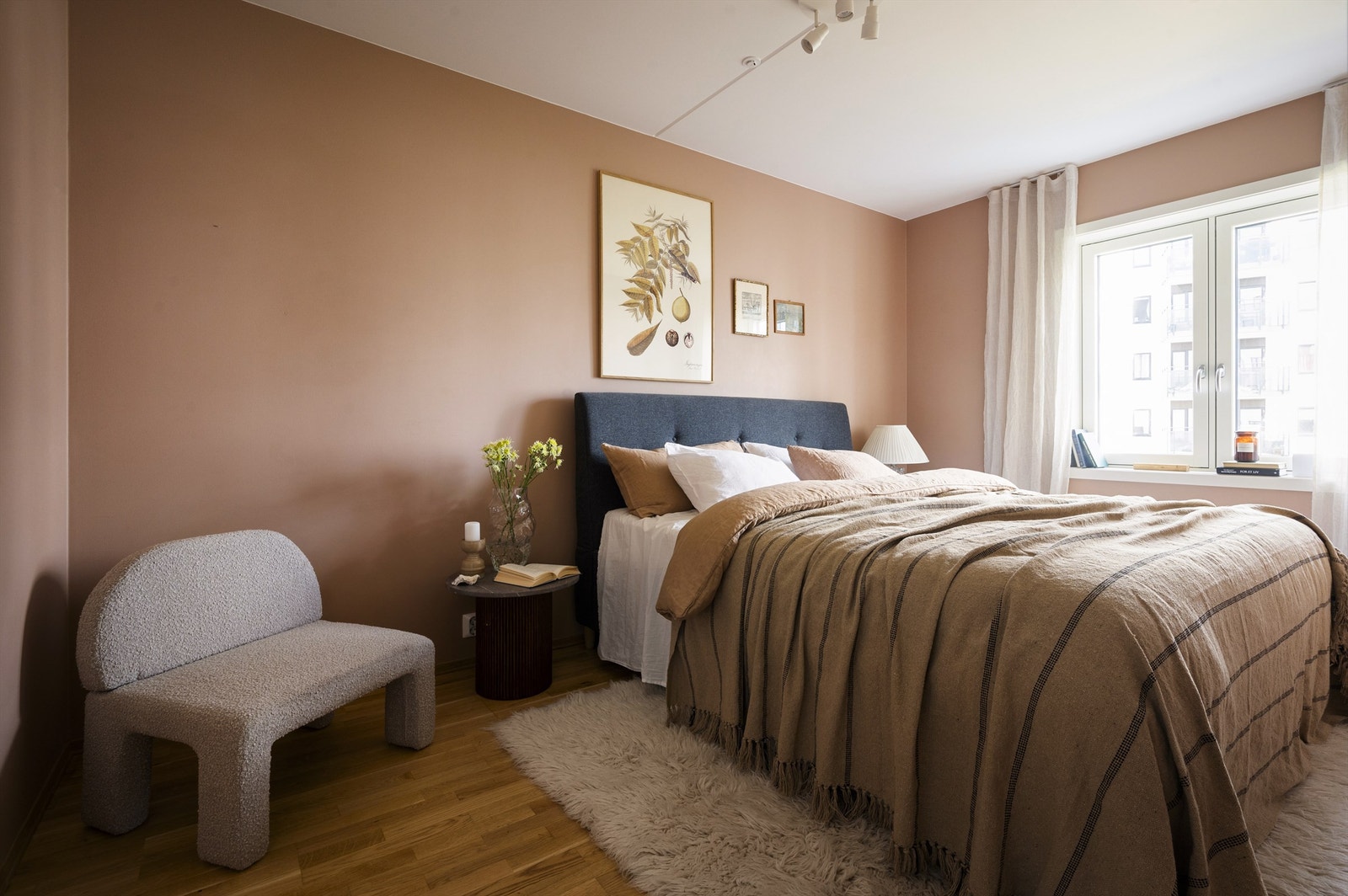 Stort vindu gjør rommet lyst og luftig Galleribilde