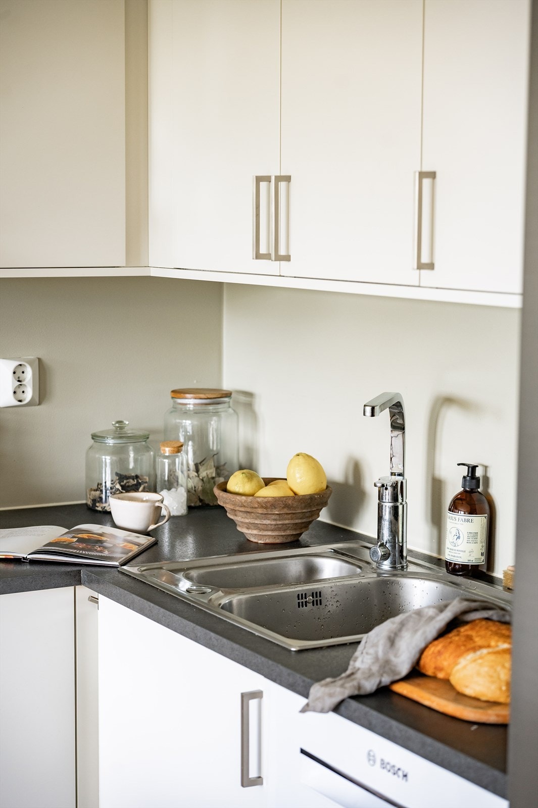 Innredning fra Marbodal med slette fronter i hvit utførelse, laminat benkeplater, underlimt rustfri oppvaskkum og ett-greps armatur Galleribilde