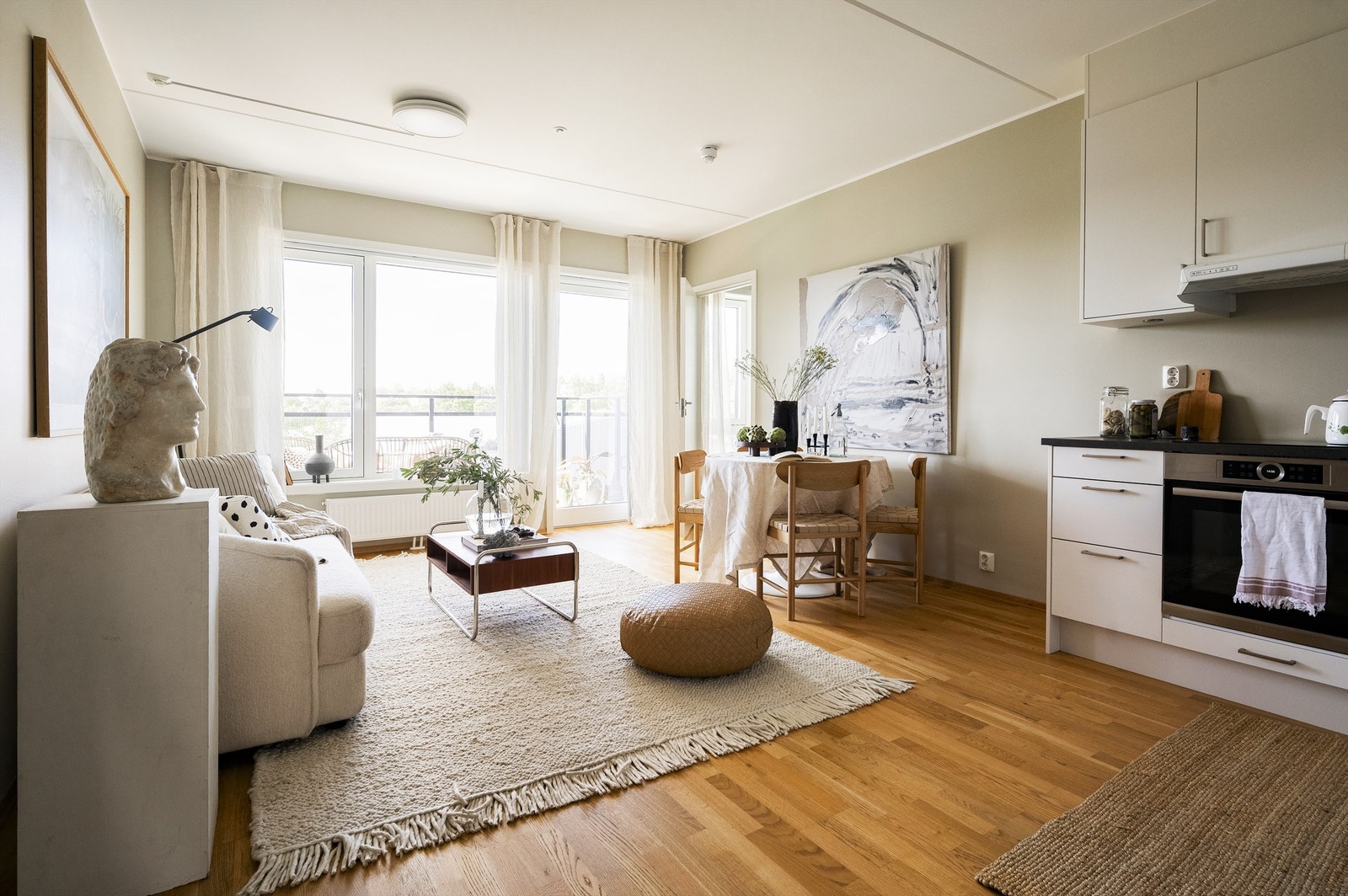 Det første som møter deg er store vindusflater som gir en god atmosfære Galleribilde