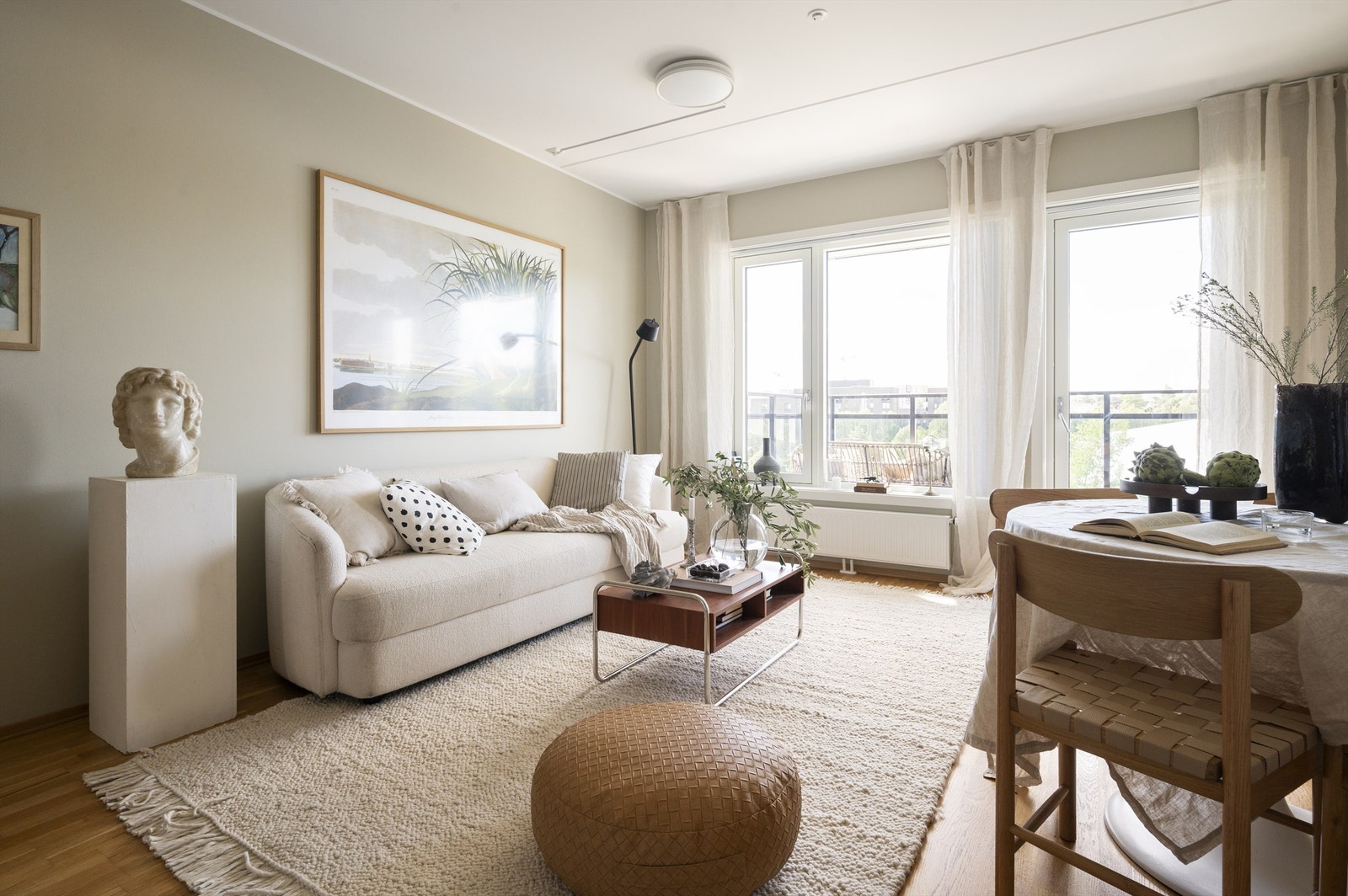 På årets varme dager fungerer balkongen naturligvis godt som en forlengelse av stuen Galleribilde