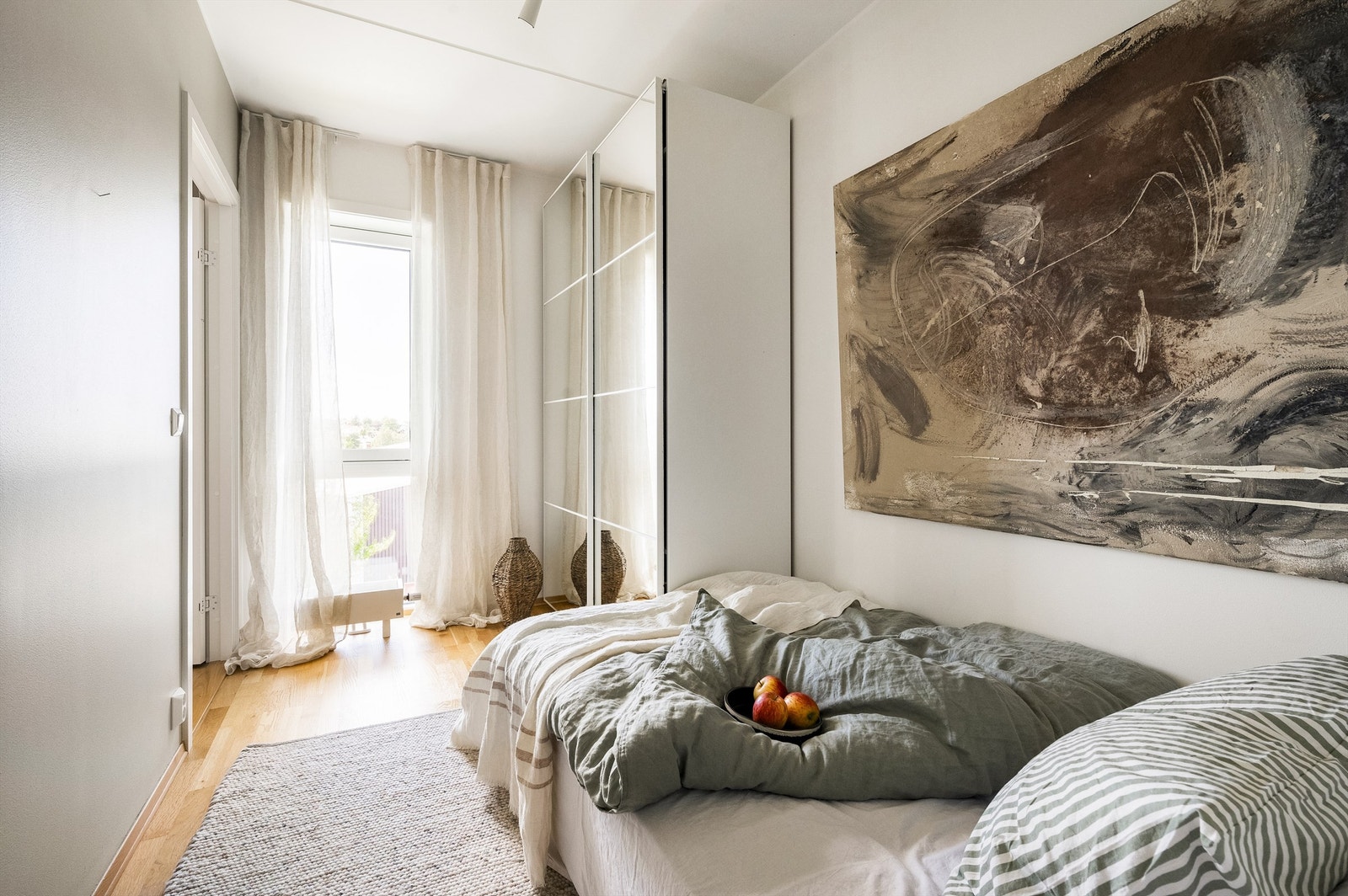 Praktisk innredet med romslig skyvedørsgarderobe og ytterligere lagringskapasitet i innvending bod Galleribilde