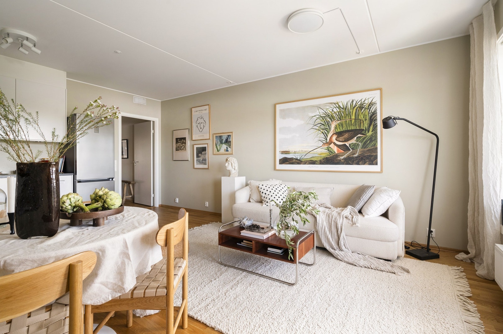 Rommet er romslig og har en rektangulær form hvor man med enkelthet kan innrede etter eget ønske og personlige stil Galleribilde