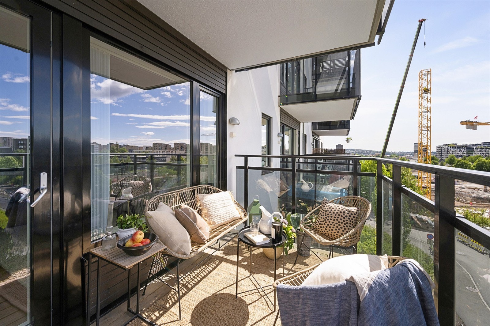 Fra stuen er det videre adkomst til romslig balkong på hele 7 kvm Galleribilde