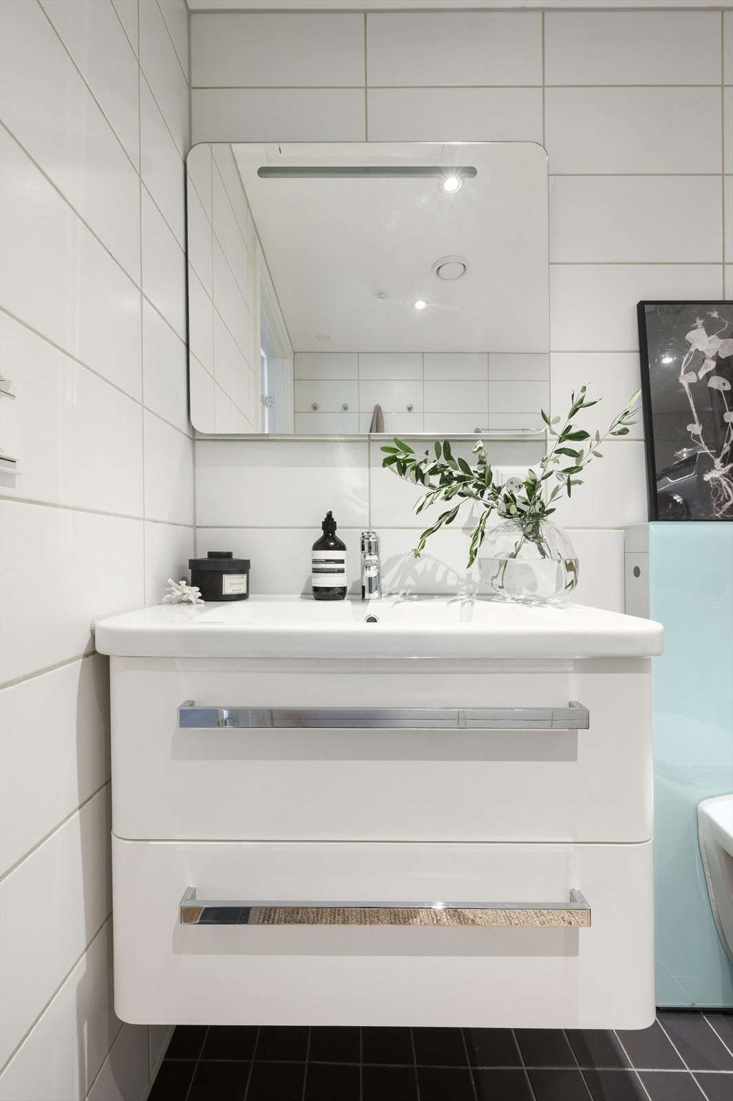 Innredet med servant med skuffeinnredning og speil med belysning over Galleribilde