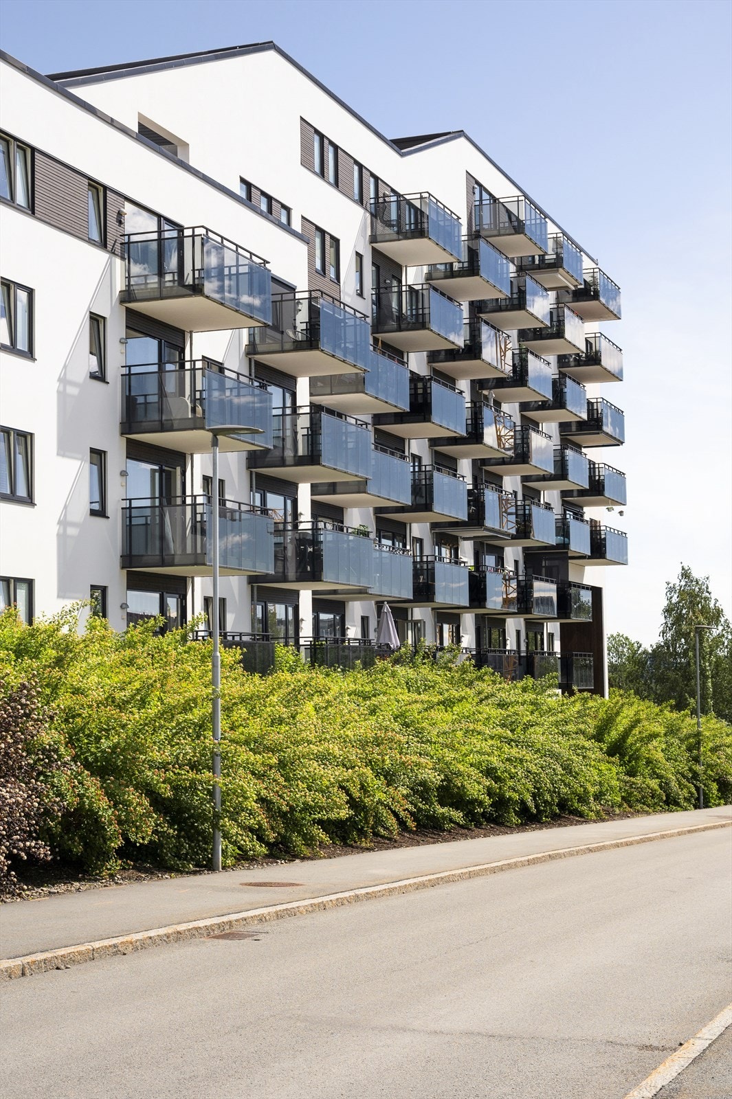 Fasaden - flott beliggenhet i byggets tredje etajse Galleribilde