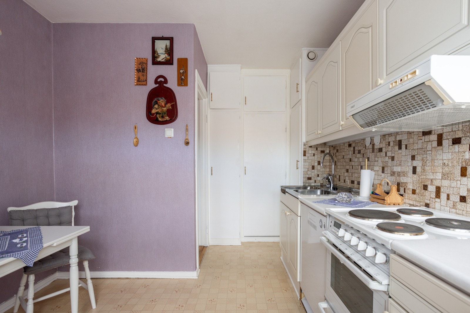 Plass til frittstående komfyr og frittstående oppvaskmaskin. Vegghengt ventilator. Galleribilde