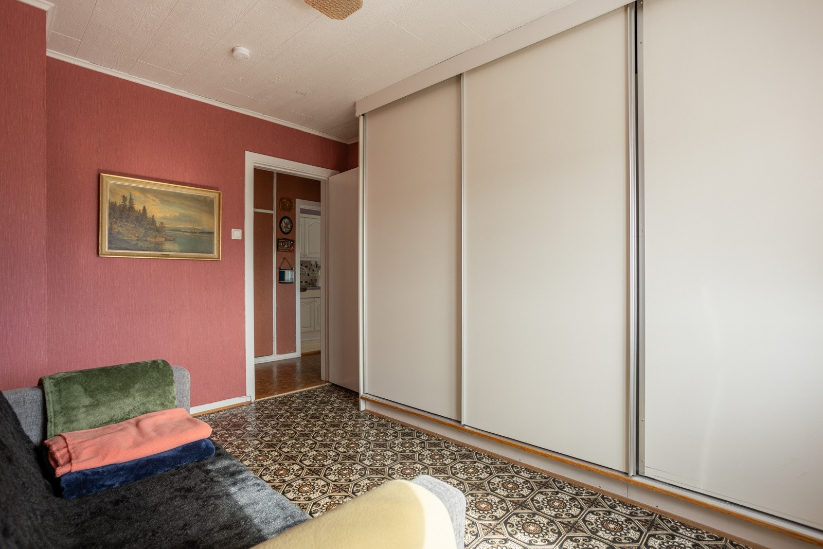 Stor plassbygget skyvedørsgarderobe på soverom 1. Galleribilde
