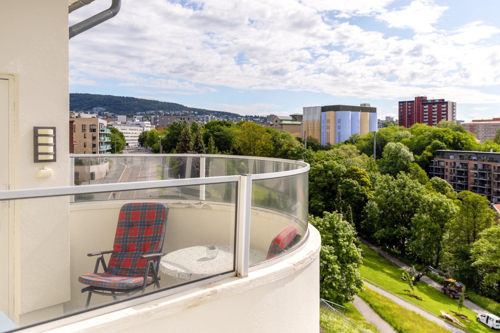 Fra stuen har du utgang til en solrik sydvendt balkong på ca. 6m². Galleribilde