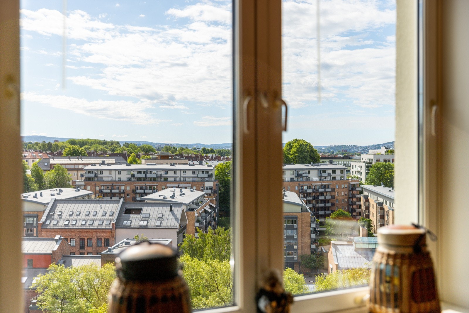 Alle vinduene i leiligheten var nye i 2007, og har dype vinduskarmer med plass for planter og dekor. Galleribilde