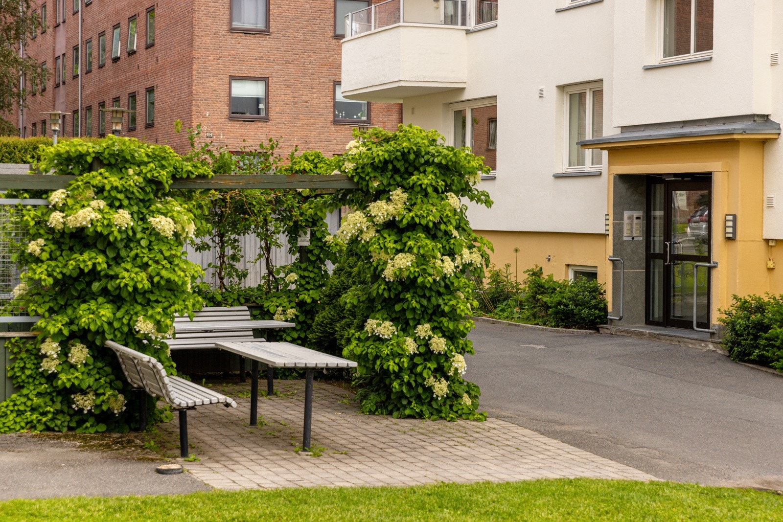 Fellesområder opparbeidet med plenarealer, trær, prydbusker, diverse beplantning, sittegrupper, sykkelparkering, grillplass, felles vaskeri, felles garasjeanlegg og asfalterte internveier. Galleribilde