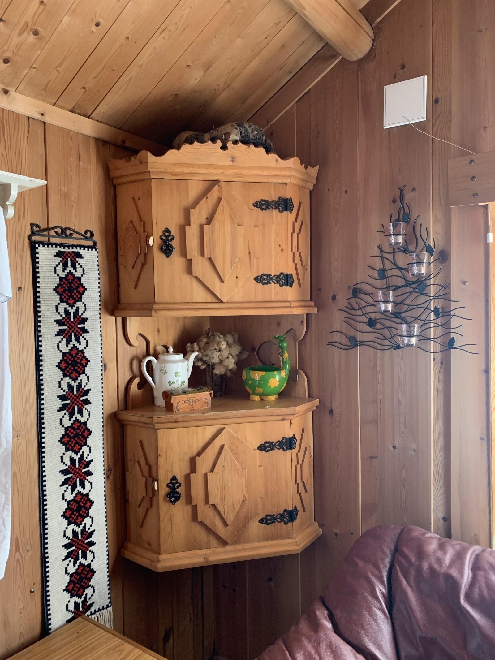 Skap i stue på seter Galleribilde