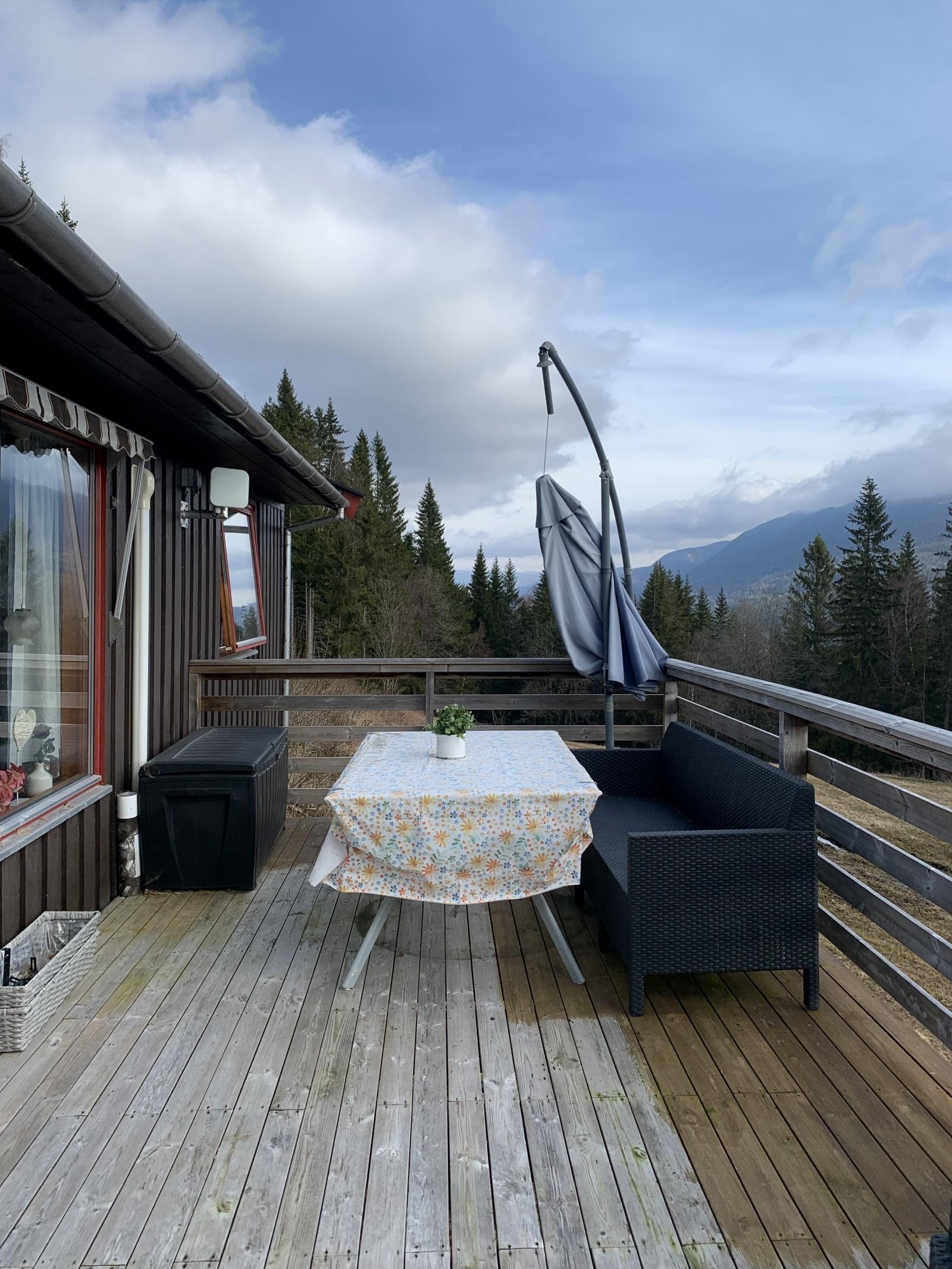 God plass til spisebord og utemøbler Galleribilde