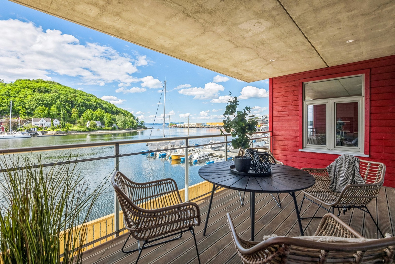 Moderne og helt ny leilighet helt nede ved bryggen. Fantastisk utsikt over sundet. Parkering i p-kjeller. Galleribilde