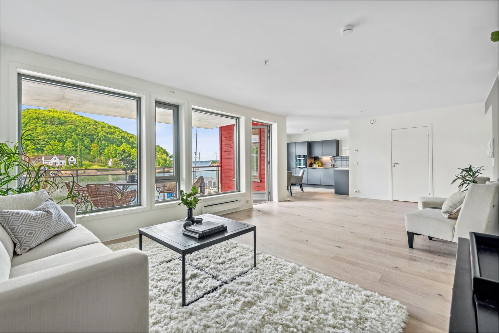 Kommunale avgifter, renovasjon og tv/internett er inkludert i felleskostnadene. Galleribilde