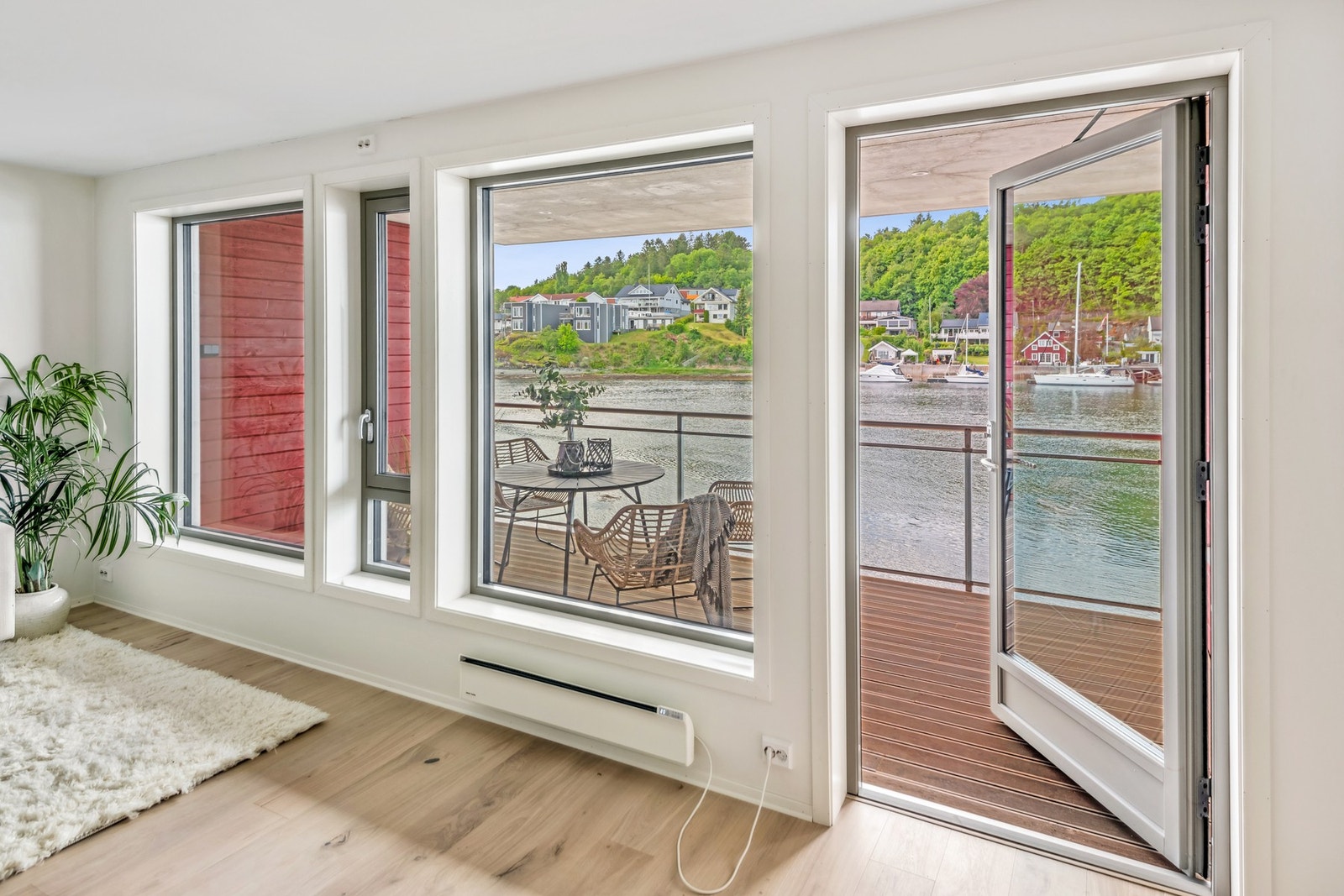 Fra stuen har man utgang til en romslig terrasse. Galleribilde