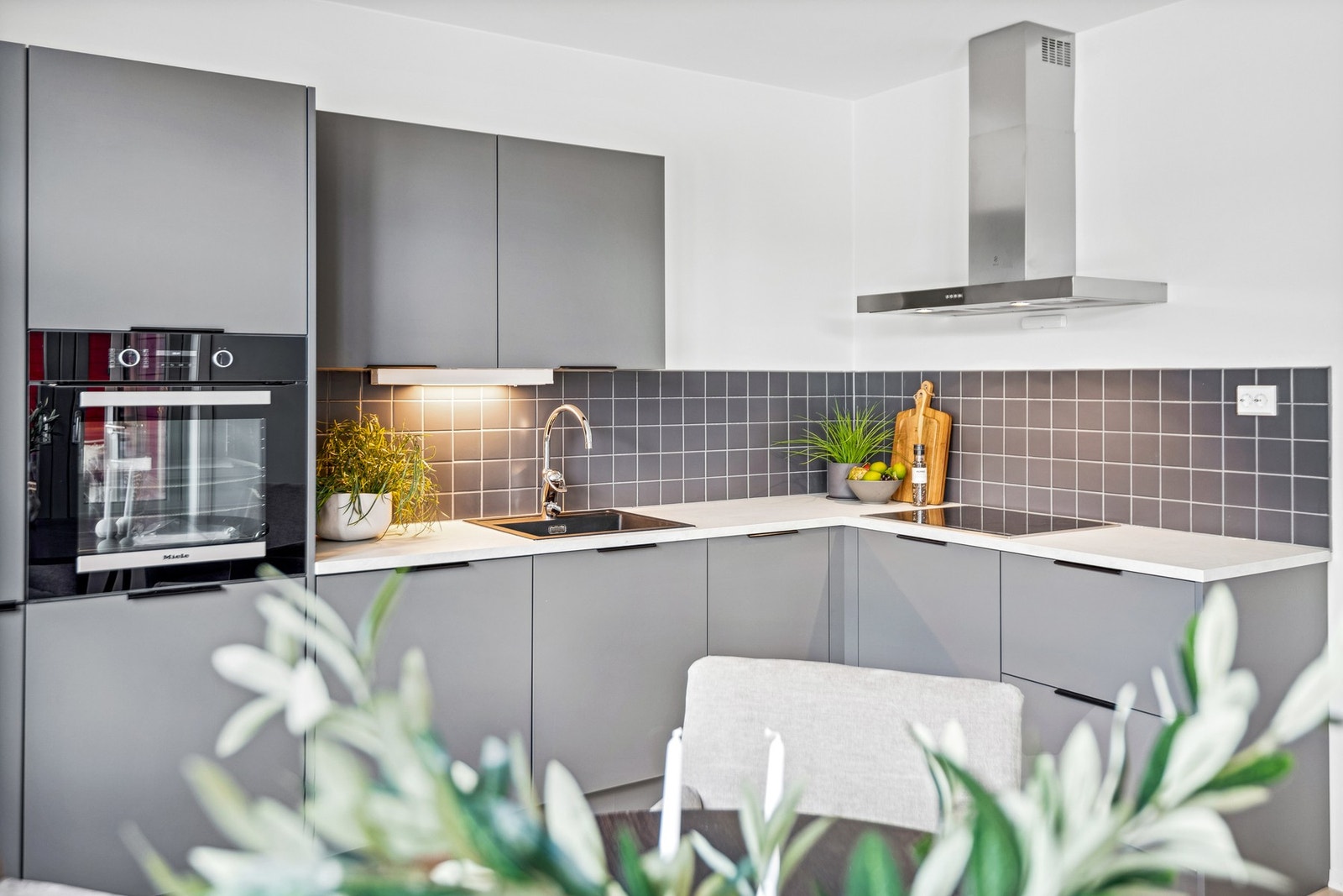 Kjøkkenet er utstyrt med rikelig benk- og skapplass. Galleribilde