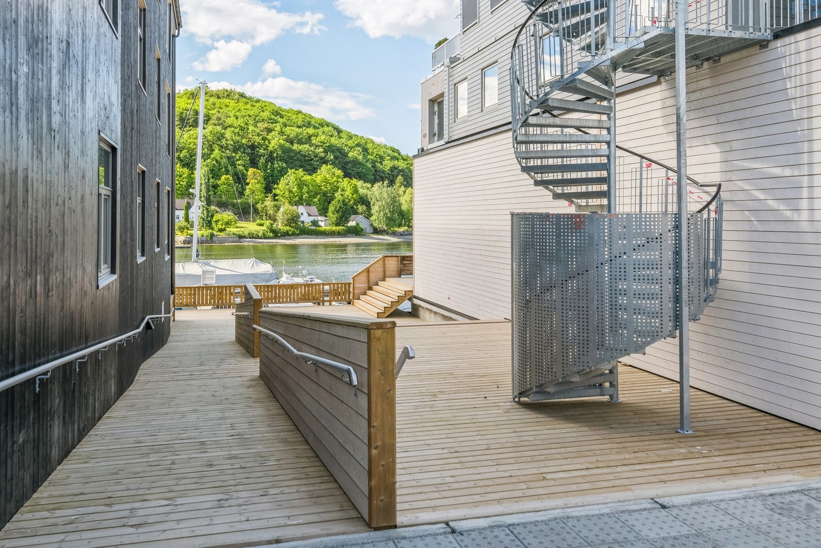 Rundt bygget har man tilgang brygge. Galleribilde