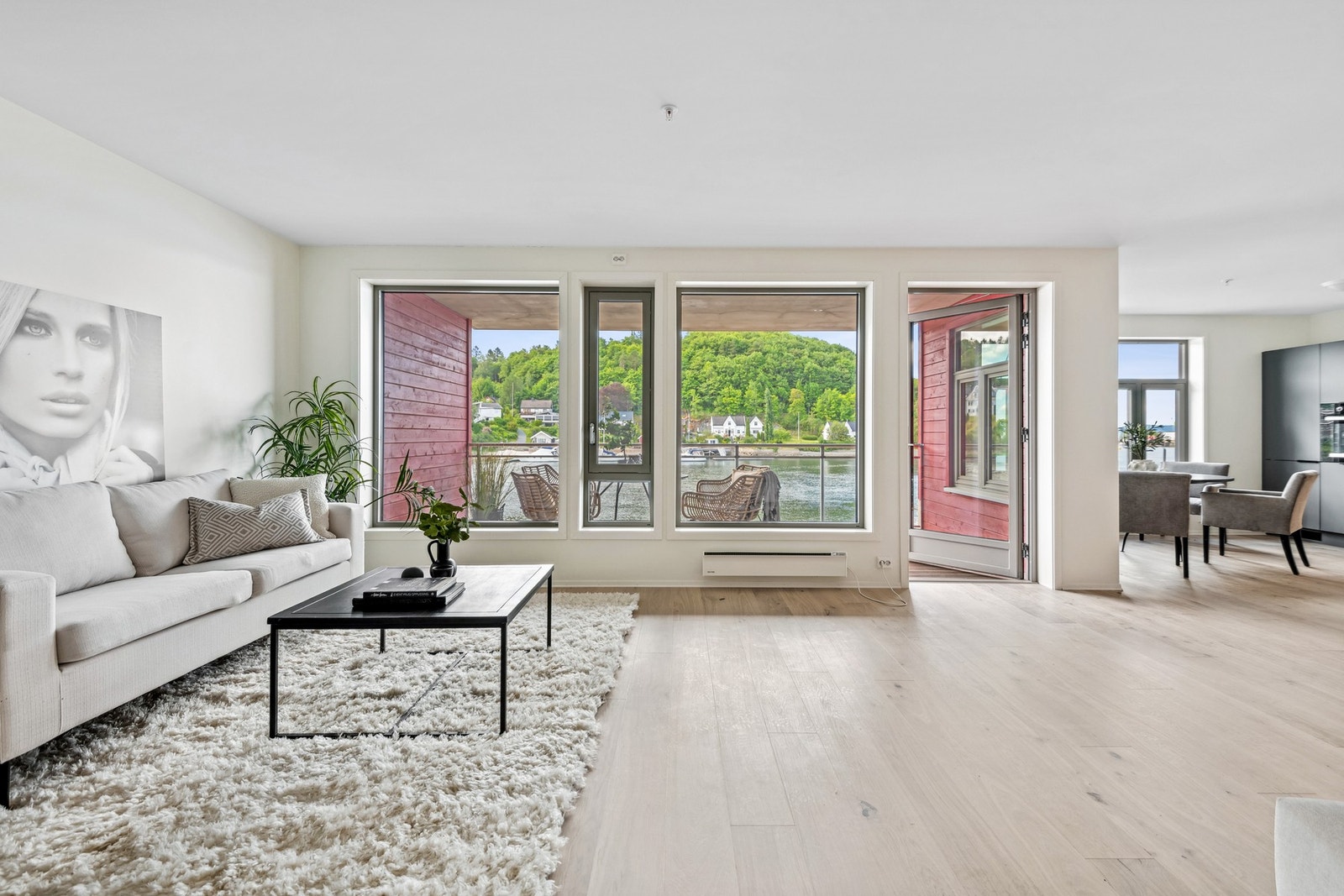 Lys og moderne stue med gode lysforhold fra store vindusflater. Galleribilde