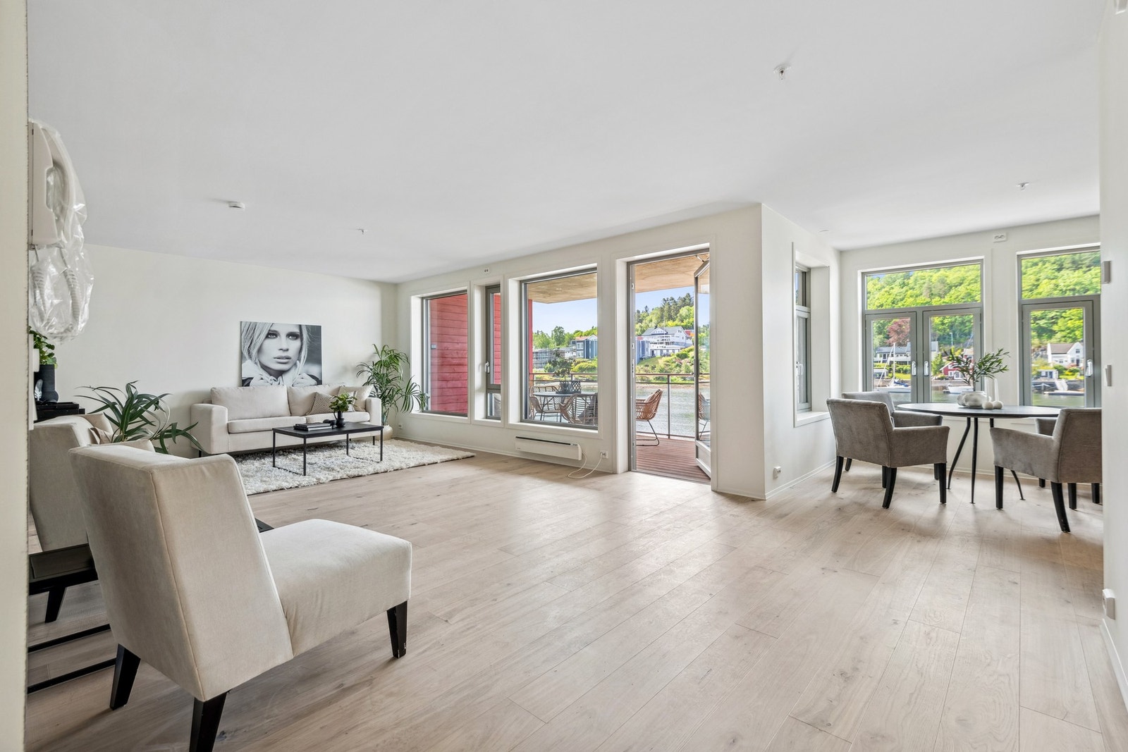 Stuen og kjøkkenet har god plass til flere forskjellige sittegrupper. Galleribilde