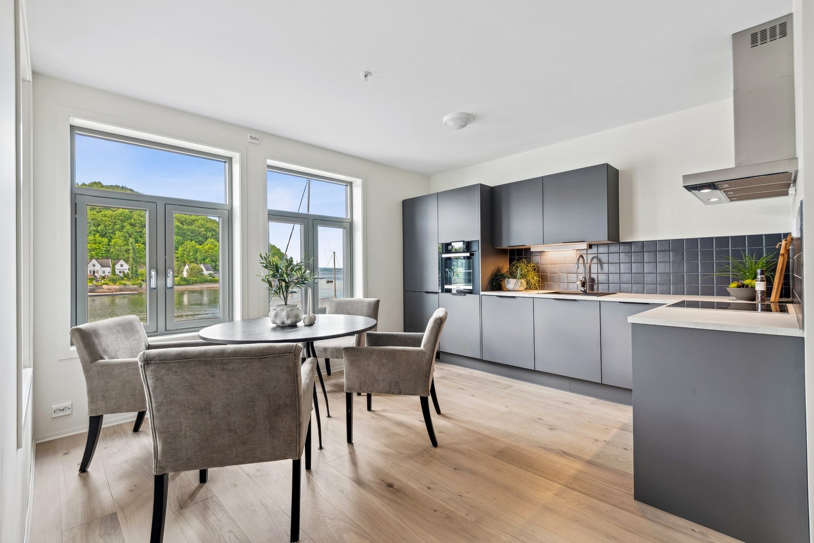 De integrerte hvitevarene er inkludert i handelen. Galleribilde