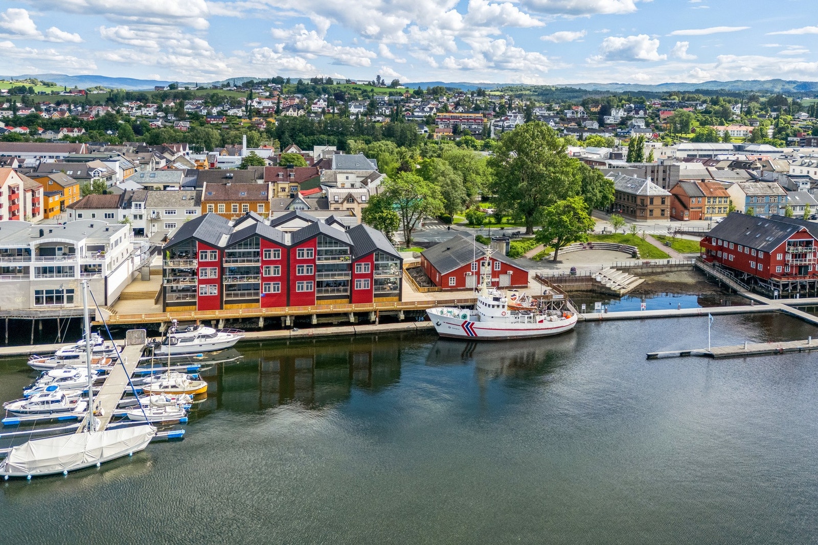 Leilighetsbygget er oppført i brygge-stil har god og smart planløsning, og har høy standard. Leiligheten er på 86 kvm og inneholder bl.a 2 soverom Galleribilde