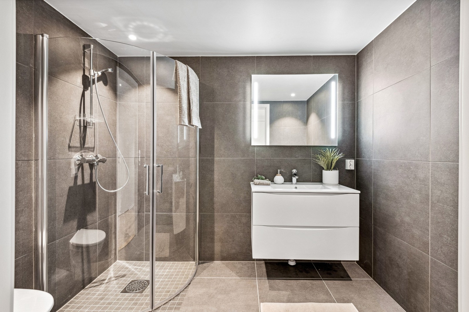 Flislagt bad med varme i gulv. Galleribilde