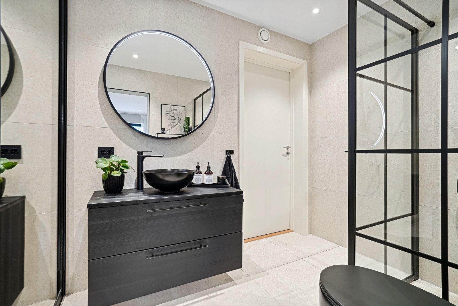 Lekkert flislagt bad med romslig servantskap, vegghengt toalett og gulvvarme. Galleribilde