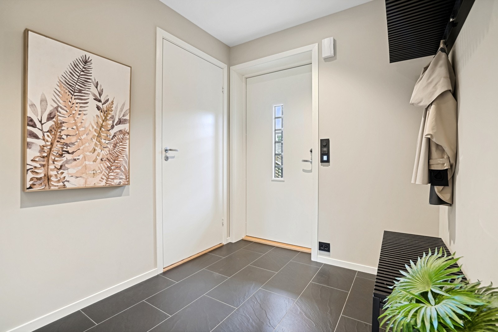 En romslig entré ønsker deg velkommen. Her har du også muligheter for ekstra oppbevaringsmøbler. Galleribilde